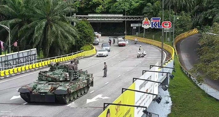 Cộng đồng mạng Malaysia cuối tuần qua xôn xao vụ việc 2 phương tiện của quân đội hỏng hóc giữa đường gây ùn tắc giao thông. Sự cố đầu tiên xảy ra hôm 26/8 khi xe tăng PT-91 Twardy của quân đội Malaysia trục trặc động cơ trên đường cao tốc gần tòa nhà quốc hội.