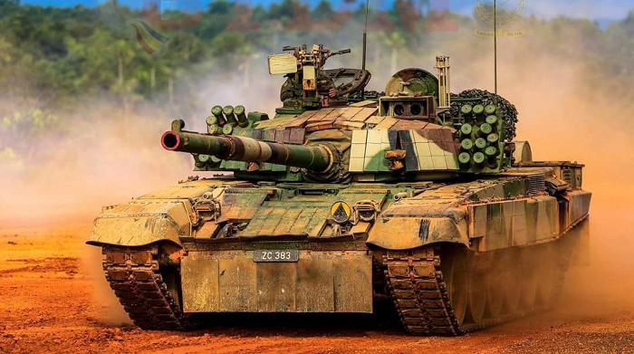Động cơ của PT-91 là loại PZL-Wola S-1000R sử dụng nhiên liệu diesel có công suất 1.000 mã lực (735 kW) ở vòng tua máy 2.000 vòng/phút, cho tốc độ tối đa 70 km/h, tầm hoạt động 480 km.