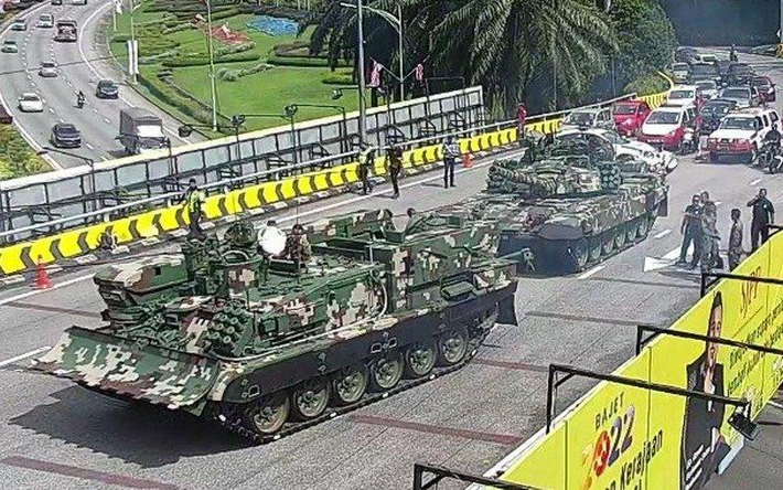 Các ảnh chụp trên mạng xã hội cho thấy giao thông ùn tắc quanh khu vực hiện trường, buộc sĩ quan quân đội và cảnh sát phải can thiệp để lưu thông các phương tiện.