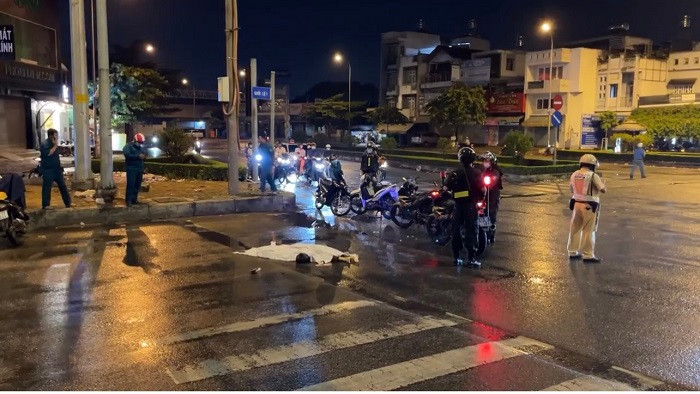 Người phụ nữ đi thăm mẹ già, về bị xe ben tông tử vong: Đêm 23/8, tại ngã tư cầu vượt Tân Thới Hiệp (Quận 12, TP HCM) đã xảy ra va chạm giữa xe ben BKS 51C-539.39 với xe đạp do bà Nguyễn Thị N. (SN 1961) điều khiển. Cú va chạm khiến người phụ nữ bị bánh xe ben cán tử vong tại chỗ. Được biết tối nay bà N. đạp xe sang thăm mẹ già hơn 80 tuổi, khi đang quay về thì gặp tai nạn.
