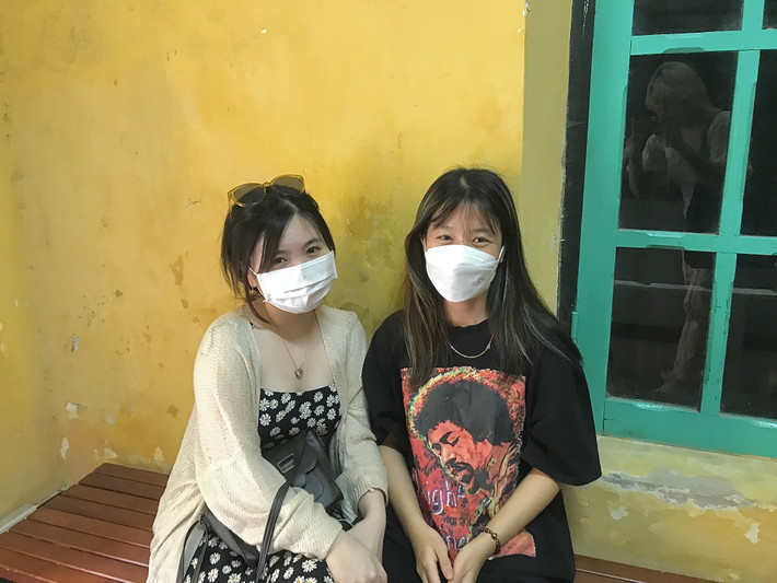 Mình đã được nghe nói rất nhiều về nhà tù Hoả Lò và rất tò mò, nhân dịp ra Hà Nội du lịch mình đã ghé qua đây. Tham quan di tích giúp mình hiểu được thêm về lịch sử và các chiến sĩ, nhà hoạt động cách mạng ngày xưa đã trải qua những gì - bạn Lê Thiên Thảo (27 tuổi, Sài Gòn) cho biêt.