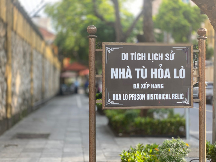 Nằm trên con phố Hoả Lò (phường Trần Hưng Đạo, quận Hoàn Kiếm), di tích Nhà tù Hỏa Lò từng được biết đến là “địa ngục trần gian” giữa lòng Hà Nội.