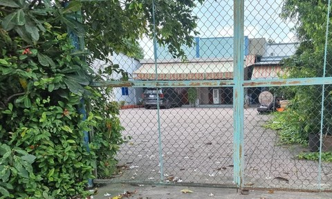 Bắn chết bác ruột vì mâu thuẫn đất đai: Mới đây, Công an tỉnh Đồng Nai tạm giữ Huỳnh Nhật Quang (24 tuổi, ngụ xã Long Phước, huyện Long Thành) để điều tra về hành vi giết người. Theo điều tra, Quang và bác ruột là ông Huỳnh Tr. có mâu thuẫn liên quan đến đất đai do ông bà để lại. Trong đám giỗ của mẹ ông Tr. cũng là bà nội Quang thì giữa bác cháu lại xảy ra cãi vã, xô xát. Do vẫn ấm ức với cháu, nên tối 25/7, ông Tr. rủ người bạn là ông L.N.V đến nhà Quang để giải quyết mâu thuẫn. Tuy nhiên khi ông L.N.V đến nhà thì bị Quang dùng súng tự chế bắn tử vong. Quang bị bắt giữ ngay sau đó để điều tra.