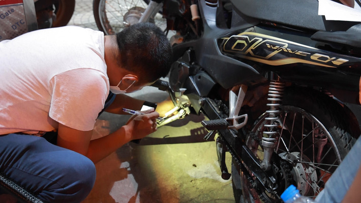 Tổ công tác kiểm tra xe vi phạm.