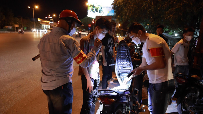 "Ngoài những điểm cắm chốt cố định của các tổ 141, các tối thứ 7, chủ nhật chúng tôi sẽ đồng loạt hoá trang ra quân để phát hiện và xử lý những trường hợp vi phạm".