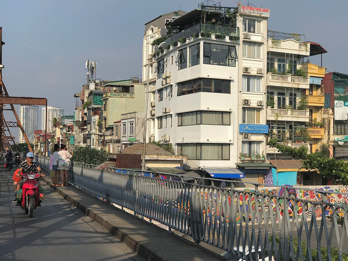 Trong tháng 5 vừa qua, cầu Long Biên đã liên tiếp xảy ra 2 vụ sập tấm đan trên lối đi dành cho người đi bộ và mặt đường bộ dành cho xe máy, xe thô sơ lưu thông, tiềm ẩn nguy hiểm khi di chuyển qua cây cầu này nên đơn vị quản lý đã đặt biển báo cấm người đi bộ.