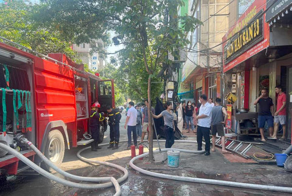 Cứu thoát 2 người mắc kẹt trong ngôi nhà bị cháy: Sáng ngày 1/8, đám cháy xảy ra tại ngôi nhà số 6A ngõ 92 đường Nguyễn Khánh Toàn, phường Quan Hoa, quận Cầu Giấy (Hà Nội). Sau nỗ lực của các lực lượng đã cứu 2 người mắc kẹt trên tầng 4 thoát ra ngoài an toàn. Đến 9h15 cùng ngày đám cháy đã được dập tắt, may mắn không có thiệt hại về người.