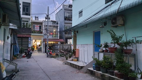 Mâu thuẫn mua ma túy, 1 người bị đâm tử vong: Ngày 1/8, Cơ quan CSĐT Công an quận Bình Tân, TP HCM đang lấy lời khai Nguyễn Quốc Thái (SN 1988, ngụ quận Bình Tân) để điều tra, làm rõ về hành vi giết người. Trước đó, vào ngày 31/7, sau khi nhậu, Huỳnh Trương Hoàng Nhi (SN 1994, ngụ quận Bình Tân) rủ Thái mua ma tuý về dùng nhưng Thái không đồng ý nên Nhi ấm ức bỏ về rồi sau đó tìm đến nhà Thái đánh anh này. Trong lúc cãi cự, Thái đã bỏ chạy vào bếp lấy con dao đâm Nhi tử vong. Sau khi gây án, Thái đã đến cơ quan công an đầu thú.