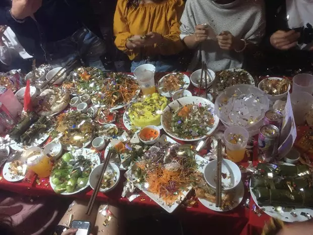 Mải mê với màn bắn pháo và chụp ảnh nên nỗi này đây...
