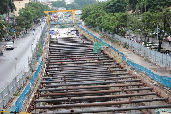 Dự án metro Nhổn - ga Hà Nội đang "đắp chiếu" chờ thi công. Nhiều người dân sống bên cạnh lo ngại thời gian tới khi dự án hoạt động trở lại, việc đào ngầm có thể làm ảnh hưởng tới nhiều nhà. >>> Mời độc giả xem thêm video Chạy thử toàn hệ thống đường sắt Cát Linh - Hà Đông:
