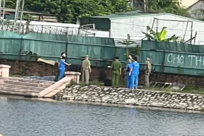 Thi thể nam thanh niên nổi trên mặt hồ cạnh sân bóng: Sáng 23/8, thi thể của nam thanh niên (23-25 tuổi) được tìm thấy dưới hồ Đầm Hồng (địa phận giáp ranh giữa phường Khương Đình và Khương Trung, quận Thanh Xuân). Lãnh đạo Công an quận Thanh Xuân cho hay, danh tính nạn nhân và nguyên nhân vụ việc vẫn đang được làm rõ. Bước đầu nghi vấn, do xô xát trong lúc đá bóng giữa 2 nhóm thanh niên dẫn đến tử vong.