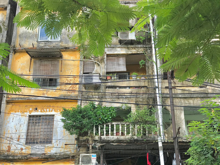 Đơn nguyên 1 – nhà A, khu tập thể Ngọc Khánh (quận Ba Đình) nằm trong danh sách nguy hiểm cấp độ D. Khu tập thể đã xuống cấp nghiêm trọng và xập xệ.