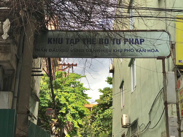 Khu tập thể Bộ Tư pháp (ngõ 35 Kim Mã Thượng, Cống Vị, Ba Đình, Hà Nội) có tuổi đời hơn 30 năm cũng trong tình trạng xuống cấp nghiêm trọng.
