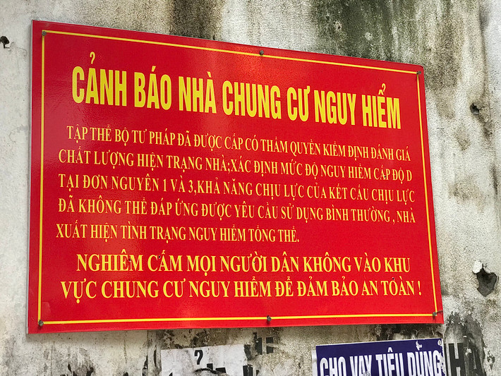 Theo kế hoạch cải tạo chung cư cũ trên địa bàn giai đoạn 2021-2025 do UBND Hà Nội ban hành, thành phố sẽ xây dựng lại 6 khu chung cư nguy hiểm cấp D. Hộ dân còn ở lại trong các nhà tập thể cũ tại quận Ba Đình, Đống Đa thuộc cấp độ nguy hiểm sẽ được hoàn tất di dời trong quý I/2022.