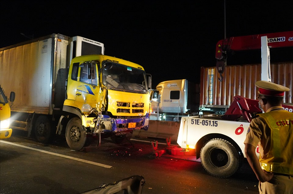 Đến 22h30 ngày 2/8, cơ quan chức năng đã hoàn thành xử lý hiện trường vụ tai nạn giao thông liên hoàn xảy ra trên cao tốc TP HCM – Long Thành – Dầu Giây (đoạn gần trạm thu phí Long Phước, TP Thủ Đức).(Ảnh: Lao động)