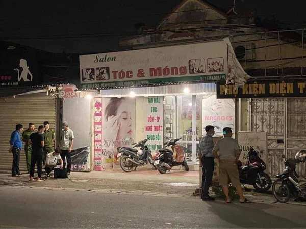 Người phụ nữ bị tình nhân sát hại khi đang gội đầu cho khách: Nạn nhân là chị N.T.T (43 tuổi, trú tại thôn Hà Tê, xã Trung Hà, huyện Thủy Nguyên, Hải Phòng). Khi chị T. đang gội đầu cho khách ở quán của mình thì bị B.V.Th. (trú tại xã Thủy Triều, huyện Thủy Nguyên) chạy vào, dùng dao đâm từ phía sau, khiến chị T. tử vong. Sau khi gây án, Th đã đến Công an huyện Thủy Nguyên đầu thú. Được biết, chị T. và đối tượng Th. cùng nhau đến thôn A2 xã Kênh Giang, huyện Thủy Nguyên thuê nhà để chung sống và mở cửa hàng gội đầu được khoảng 2 – 3 năm nay. Trong quá trình chung sống, nhiều lần giữa chị T. và đối tượng Th. xảy ra mâu thuẫn vì ghen tuông.
