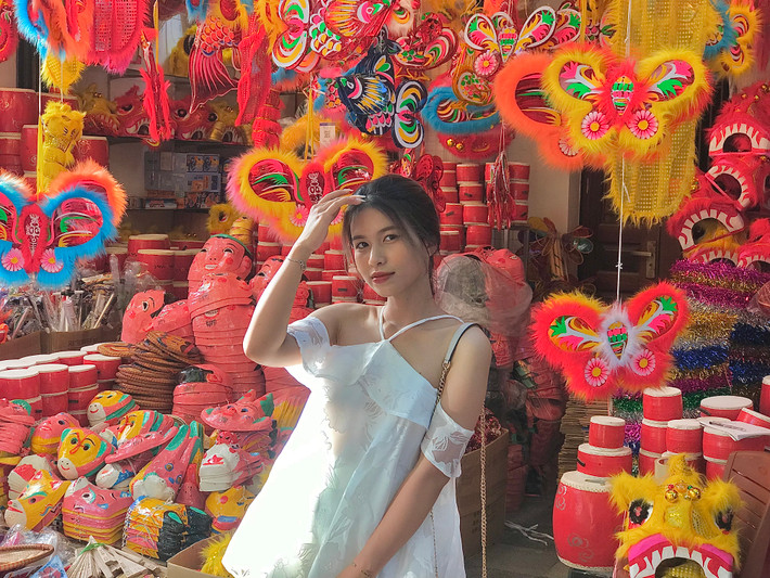 Bạn Tống Thị Minh Hiền (SN 2000) chia sẻ: "Phố Hàng Mã luôn là một trong những con phố ưa thích của mình mỗi dịp Trung thu đến. Vẻ đẹp rực rỡ sắc màu, dòng người tấp nập khiến mình muốn chụp một bộ ảnh để lưu giữ lại những hình ảnh đẹp đó".