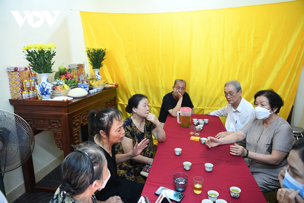 Từ khi nghe tin Thượng tá Quân hy sinh khi đang đi cứu hỏa, người dân cùng khu phố liền kề với gia đình Thượng tá Đặng Anh Quân không khỏi xót xa. Theo nhiều người dân ở đây, Thượng tá Đặng Anh Quân là người rất hiếu thảo, sau giờ làm thì về ngay nhà phụ giúp mẹ dọn hàng quán, chăm lo cho gia đình êm ấm, hay giúp đỡ bà con lối phố, sống không một điều tiếng gì. (Ảnh: VOV)