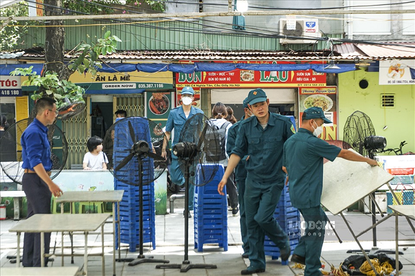 Đến trưa cùng ngày, vẫn có rất đông người dân và bạn bè tìm đến chia buồn với gia đình. Ban chỉ huy quân sự, lực lượng vũ trang cấp cơ sở phường Nghĩa Tân cũng có mặt hỗ trợ công tác tiếp đón người dân đến viếng. (Ảnh: Lao động)