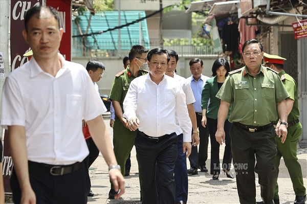 Bí thư Thành ủy Hà Nội Đinh Tiến Dũng cùng đoàn lãnh đạo thành phố đến thăm gia đình Binh nhì Nguyễn Đình Phúc. (Ảnh: Lao động)