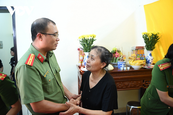 Theo người dân sống tại khu vực, ngay từ chiều tối 1/8, con phố nhỏ dẫn vào nhà Thượng tá Đặng Anh Quân ở phố Chùa Láng (phường Láng Thượng, Đống Đa, Hà Nội) bao trùm không khí u buồn. Bà con lối phố khi hay tin đã đến chia buồn với gia đình người chỉ huy dũng cảm, hy sinh khi đang làm nhiệm vụ. (Ảnh: VOV)