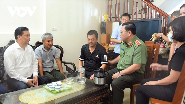 Bí thư Thành ủy Hà Nội Đinh Tiến Dũng và Giám đốc Công an Hà Nội Lê Hải Trung chia buồn cùng gia quyến Thượng úy Đỗ Đức Việt. (Ảnh: VOV)