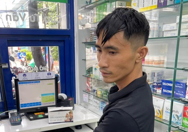 Bắt giữ siêu trộm chuyên đột nhập cửa hàng ở TP HCM: Ngày 30/8, Công an quận Bình Thạnh, TP HCM tống đạt quyết định khởi tố bị can, bắt tạm giam Võ Trung Học (29 tuổi, quê Quảng Ngãi). Theo cảnh sát, Học là người gây ra hàng loạt vụ trộm tài sản tại các nhà thuốc, cửa hàng trên địa bàn quận Bình Thạnh trong thời gian qua. Bị can thường đột nhập từ mái nhà, dùng băng keo dán camera an ninh trước khi gây án. Học sau đó lục tủ, két sắt lấy tài sản có giá trị rồi tẩu thoát.