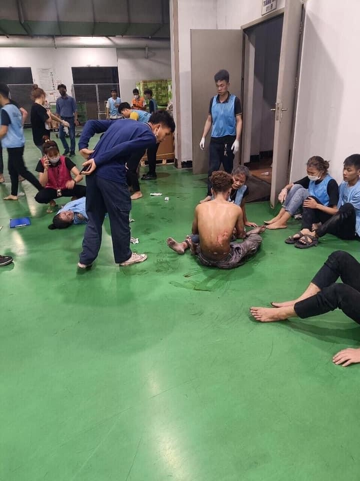Bắc Ninh: Nổ ống tháp xử lý khí, 34 người bị thương: Khoảng 9h10 ngày 30/8, đường ống tháp xử lý khí tại tầng 3 công ty TNHH Seojin Auto, địa chỉ Lô 5, khu công nghiệp Đại Đồng - Hoàn Sơn, phường Tân Hồng, thành phố Từ Sơn, tỉnh Bắc Ninh bất ngờ phát nổ. Vụ nổ khiến nhiều cửa kính vỡ vụn, mảnh vỡ vương vãi khắp nơi, người hoảng loạn. Theo thống kê ban đầu, có 34 người bị thương, đã được cấp cứu, phần lớn bị bỏng ngoài da. Hiện sức khỏe của các nạn nhân tạm thời ổn định, không nguy kịch đến tính mạng.