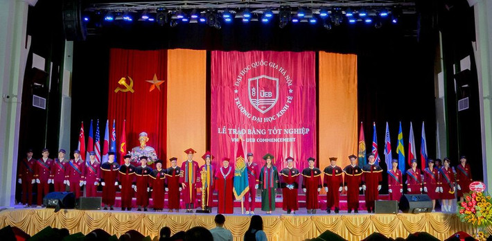 Ngày 29/7, Trường Đại học Kinh tế - Đại học Quốc gia Hà Nội đã tổ chức Lễ trao bằng tốt nghiệp cử nhân năm 2022.