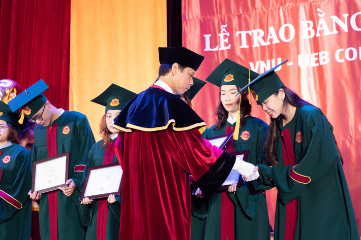 Lễ trao bằng tốt nghiệp Trường Đại học Kinh tế - Đại học Quốc gia Hà Nội.