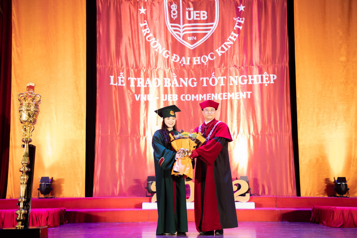 Bạn Nguyễn Thị Hồng - thủ khoa đầu ra Đại học Kinh tế - Đại học Quốc gia Hà Nội cho hay: "Em thấy lễ tốt nghiệp của trường em không có vấn đề gì, em vẫn luôn dành tình yêu và tin tưởng cho trường mình".
