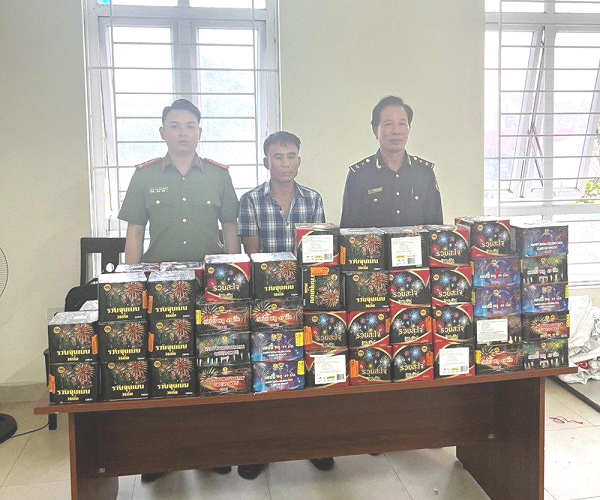 Bắt giữ đối tượng mua bán hơn 1,5 tạ pháo lậu: Ngày 2/8, Phòng Cảnh sát hình sự Công an tỉnh Nghệ An cho biết, đơn vị đang tạm giữ đối tượng Lương Văn Dương (sinh năm 1982), trú tại xã Nghi Thái, huyện Nghi Lộc để điều tra về hành vi buôn bán hàng cấm. Tang vật là hơn 156kg pháo các loại do nước ngoài sản xuất. Dương từng mang 1 tiền án về tội giết người, ra tù năm 2008 và cũng là đối tượng có các hoạt động phức tạp về mua bán pháo nổ trên địa bàn.