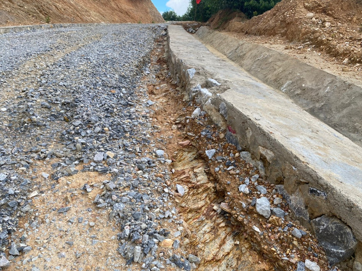 Đây là tuyến đường đi lên di tích lịch sử trận địa pháo Bắc Ka Tang, sau cơn mưa hệ thống móng đường cấp phối đá dăm đã bị xói lở cuốn trôi tạo thành rãnh nước ăn sâu vào lòng đường.