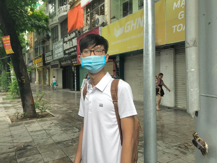 Bùi Văn Huy, sinh viên năm 3 Học viện Công nghệ Bưu chính Viễn thông cho hay: "Em thấy việc phân làn ô tô, xe máy là hợp lý. Hôm nay là ngày đầu tiên áp dụng nên có nhiều người chưa nắm được nên đi nhầm làn. Em nghĩ để một thời gian nữa, sẽ vận hành tốt".