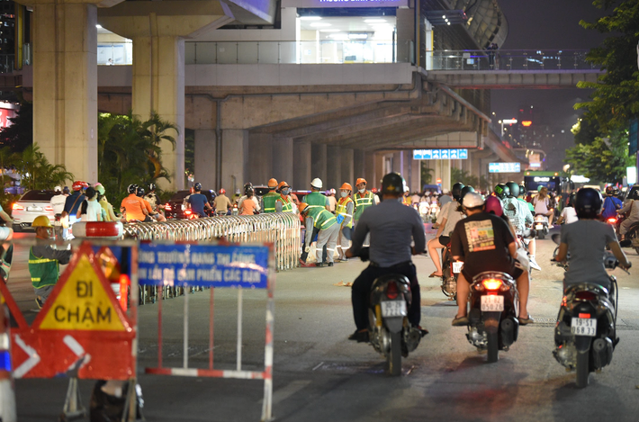 Đêm 5/8, các đơn vị thuộc Sở Giao thông Vận tải Hà Nội đã bắt đầu dựng dải phân cách, tổ chức phân làn phương tiện trên đường Nguyễn Trãi để tách ô tô, xe máy.