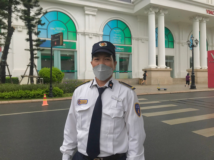Ông Ngô Văn Đồng (50 tuổi), bảo vệ Trung tâm Thương mại Royal City cho hay: "Nếu phân làn ô tô với xe máy riêng thì rất đảm bảo cho người tham gia giao thông, an toàn cho mọi người. Tôi thấy chính sách này rất hợp lý".