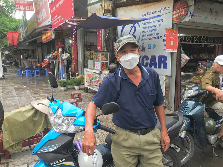 Ông Nguyễn Quang Khải (65 tuổi), lái xe ôm khu vực Thanh Xuân cho hay: "Phương án thí điểm ổn định được thì tuyệt vời, giúp giảm ách tắc giao thông. Nhưng phải có người chỉ huy để mà phân làn cho mọi người trong thời gian đầu".