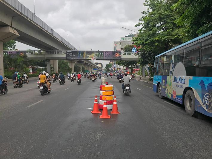 Sáng 6/8, tuyến đường Nguyễn Trãi đoạn từ Ngã Tư Sở đến Khuất Duy Tiến (Hà Nội) triển khai thí điểm phân làn cứng tách ô tô, xe máy.