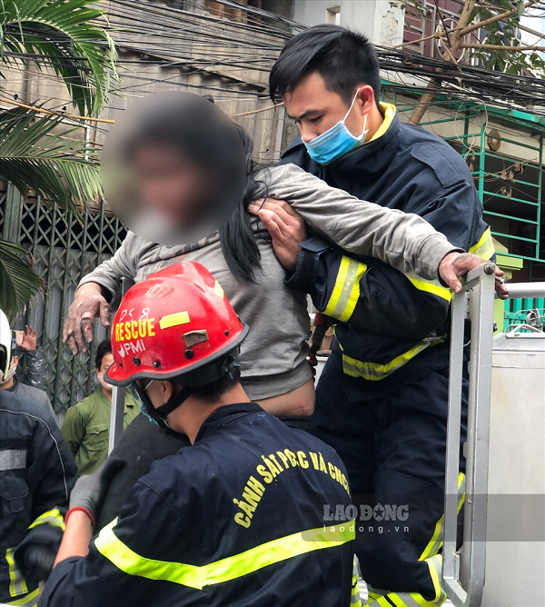 Những người lính cứu hoả, họ không làm nghề này để được vinh danh, càng không chờ mong mọi người sẽ biết ơn mà sứ mạng của họ chỉ đơn giản là dốc lòng bảo vệ tính mạng, tài sản, bảo vệ sự an toàn và bình yên cho mỗi ngôi nhà, mỗi người dân. Hình ảnh Đội Cảnh sát PCCC quận Hoàng Mai giải cứu bé gái 15 tuổi bị mắc kẹt trong đám cháy trong ngôi nhà ở ngõ 51 Lương Khánh Thiện, phường Tương Mai (Hoàng Mai) vào trưa ngày 12/1/2022. (Ảnh: Lao động)