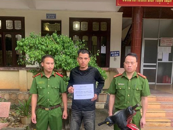 Bắt đối tượng cướp tài sản người đi đường lúc nửa đêm: Mới đây, Cơ quan CSĐT Công an huyện Vị Xuyên (tỉnh Hà Giang) vừa ra quyết định khởi tố bị can và ra lệnh bắt tạm giam 4 tháng đối với Lý Văn Nam (SN 1997, trú tại xã Ngọc Minh, huyện Vị Xuyên). Trước đó, vào đêm 28/7, anh Đặng Văn T (SN 1988, trú tại xã Bạch Ngọc, huyện Vị Xuyên) đang dừng xe bên lề đường địa phận xã Ngọc Linh để nghe điện thoại thì bị Nam lao đến dùng tay đánh vào vùng mặt và cướp xe của anh T.