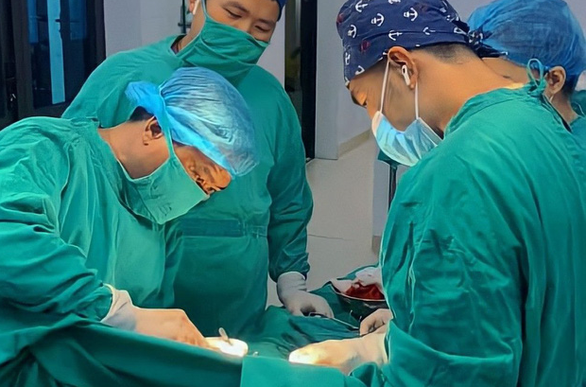 Nổ bom bi, 2 bé trai nguy kịch: Ngày 4/8, các lực lượng chức năng huyện Mộc Châu (tỉnh Sơn La) đang phối hợp điều tra, làm rõ nguyên nhân vụ nghi nổ bom bi khiến 2 bé trai bị thương nặng. Trước đó, sáng 3/8, 2 cháu V.Đ.K. (7 tuổi) và V.Đ.K. (4 tuổi; cùng trú tại xã Phiêng Luông), đang chơi ở gần khu vực điểm trường bản. Đến 9h45, nhiều người dân địa phương bất ngờ nghe thấy tiếng nổ lớn. Khi mọi người lại gần thì phát hiện 2 cháu bé bị nhiều vết thương nặng nên đã đưa 2 cháu đi cấp cứu.