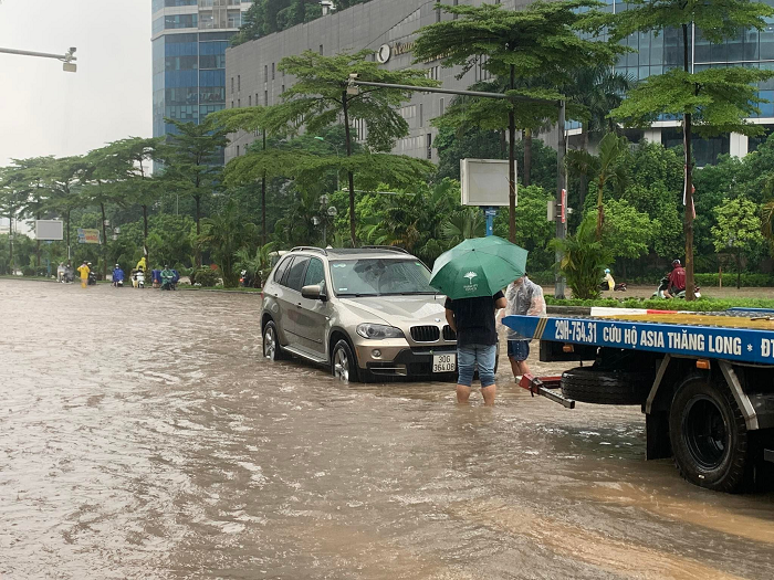 Lực lượng cứu hộ có mặt tại các điểm ngập lụt để giải cứu các phương tiện chết máy.