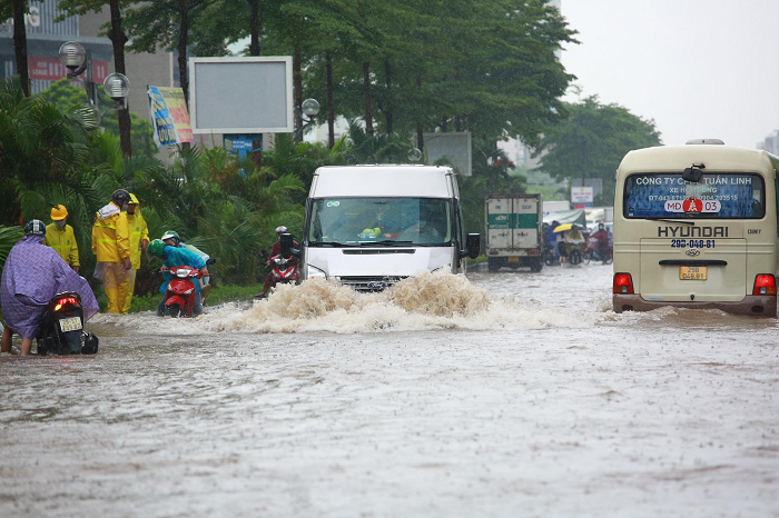 Các phương tiện di chuyển khó khăn do mực nước lên cao.