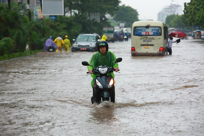 Người dân mệt mỏi vì phải di chuyển giữa những tuyến đường ngập sâu.