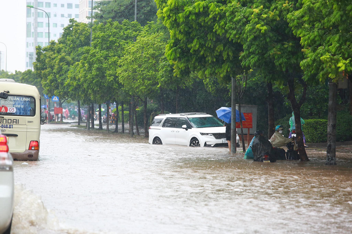 Người dân nên chú ý chuẩn bị kỹ những phương án đối phó với ngập lụt, mưa báo khi đi ra đường. >>> Mời độc giả xem thêm video Hà Nội mưa lớn và ngập úng diện rộng :