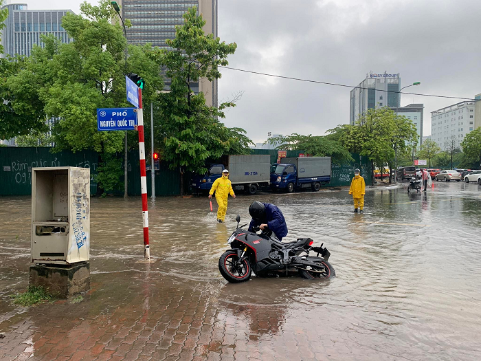 Mực nước tại khu vực nút giao Phạm Hùng - Dương Đình Nghệ (quận Cầu Giấy) đến gần thắt lưng người lớn. Loạt xe máy, ôtô cố tình đi qua đều nhận cái kết là chết máy.