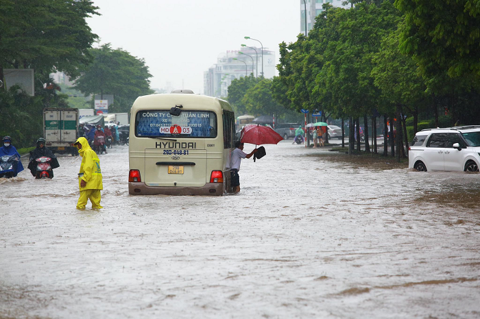 Theo ghi nhận của phóng viên, khu vực ngã tư Phạm Hùng đi Dương Đình Nghệ (quận Cầu Giấy) bị ngập nặng, gần như các phương tiện không thể di chuyển do nước ngập sâu.