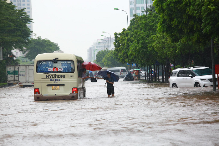 Các phương tiện không thể di chuyển do mực nước lớn.