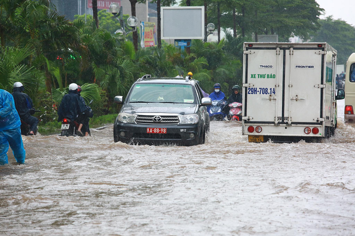 Theo ghi nhận của phóng viên báo Tri thức và cuộc sống, sáng 12/8, do ảnh hưởng của cơn bão số 2 Mulan với cơn mưa kéo dài từ đêm đến sáng chưa dứt đường Dương Đình Nghệ thuộc địa phận 2 phường là Yên Hòa quận Cầu Giấu và Mễ Trì quận Nam Từ Liêm, Hà Nội ngập sâu trong "biển nước".