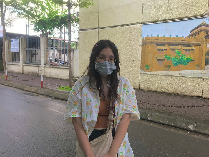 Bạn Phạm Hương Giang, học sinh cấp 3 Trường THPT Chuyên ngoại ngữ chia sẻ: "Em thấy nó cũng bình thường, các trường nước ngoài đều làm thế thì Việt Nam cũng muốn học tập theo. Em thấy điều đó không đáng để lên án hay phê bình Đại học Kinh tế - Đại học Quốc gia Hà Nội. Em cũng muốn có một buổi tốt nghiệp như thế."